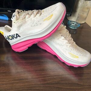 Hoka Clifton 9| Pink and Cream